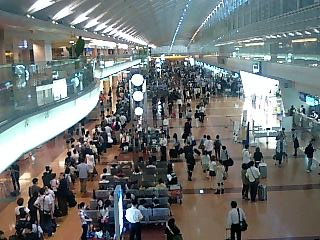 羽田空港で払い戻しの列
